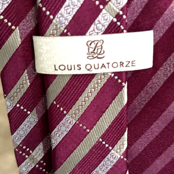 Louis Quatorze Men's Embossed w/ Sparkle Wine Color Striped Silk Necktie - Picture 3 of 7